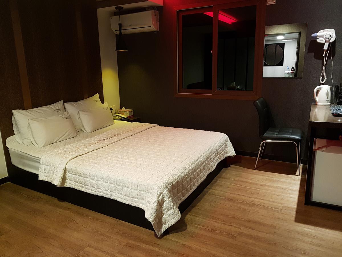 Vitamin Hotel Busan Bagian luar foto