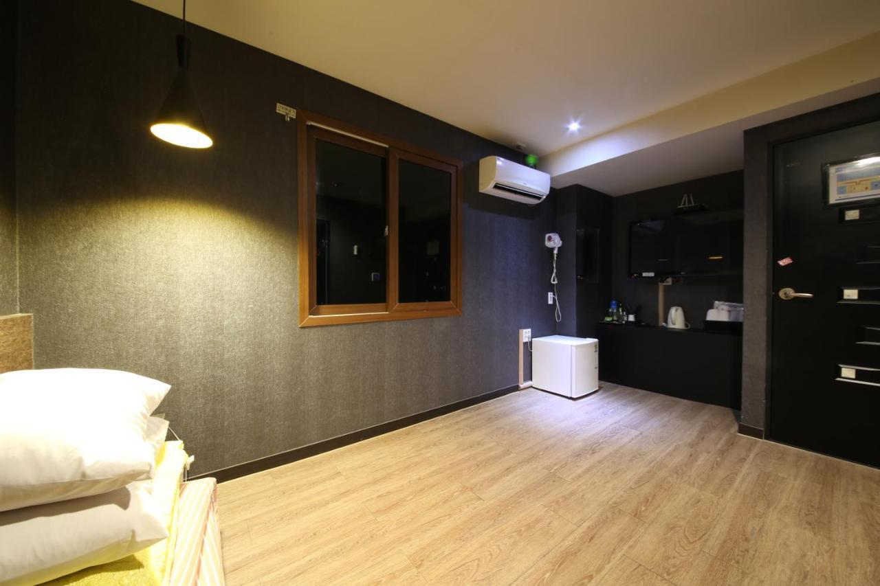 Vitamin Hotel Busan Bagian luar foto